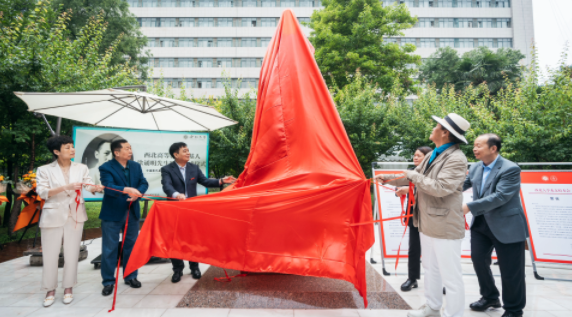 西北高等教育奠基人、中国现代医学先驱徐诵明雕像在安博网页版落成 西北高等教育奠基人、中国现代医学先驱徐诵明雕像在安博网页版落成