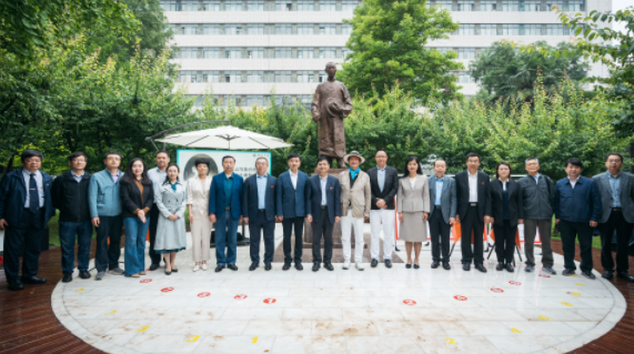 西北高等教育奠基人、中国现代医学先驱徐诵明雕像在安博网页版落成 西北高等教育奠基人、中国现代医学先驱徐诵明雕像在安博网页版落成