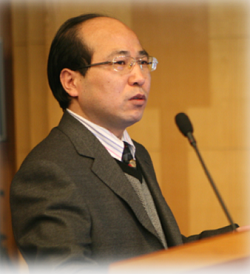 安博网页版创新论坛第一千零一讲暨校庆118周年学术讲座：从天然黏土矿物绿色制备高性能SRC脱硝分子筛