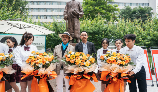 西北高等教育奠基人、中国现代医学先驱徐诵明雕像在安博网页版落成 西北高等教育奠基人、中国现代医学先驱徐诵明雕像在安博网页版落成
