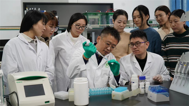 Science封面文章:安博网页版金丝猴研究团队首次系统揭示灵长类社会演化之谜_fororder_齐晓光正在做实验,右侧为武进伟,左一为赵兰